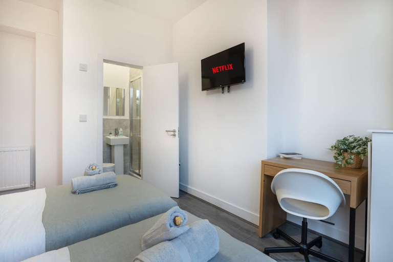 Room 3, 4 Bedrooms-4 Bathrooms House, Cumbria