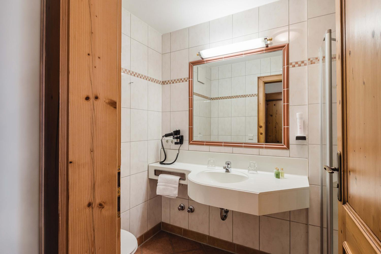 Bathroom 2, Hotel Bayrischer Lowe, Deggendorf