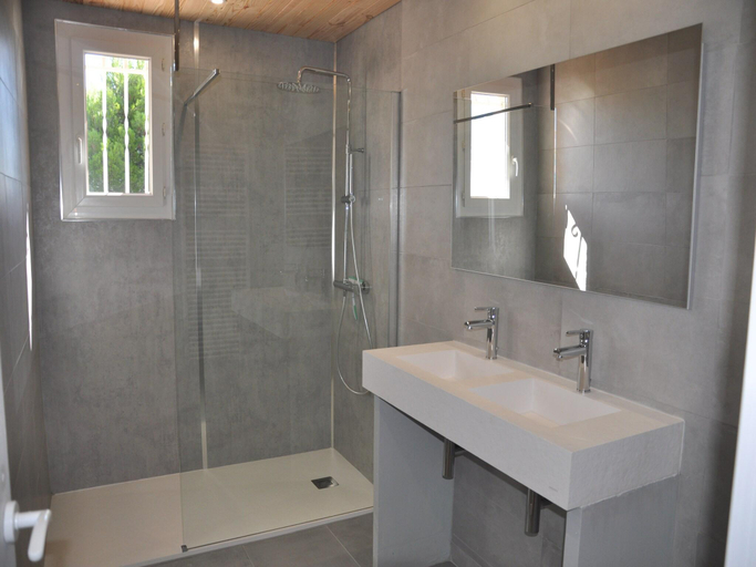 Bathroom 4, Villa Near Les Etangs de Bages Lake, Aude