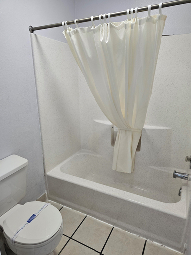 Bathroom 4, Sumner Motor Inn, Pierce