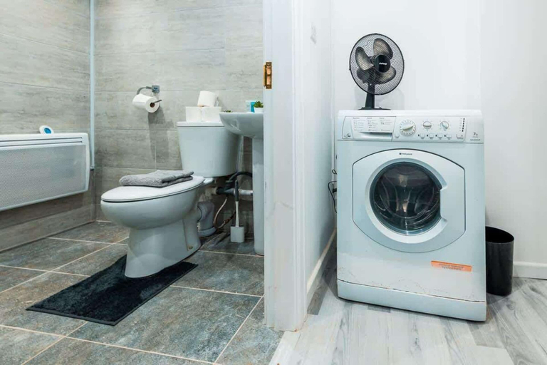 Bathroom, Sale 2-bedroom Apt - Sleeps 5 - Free Parking, Trafford