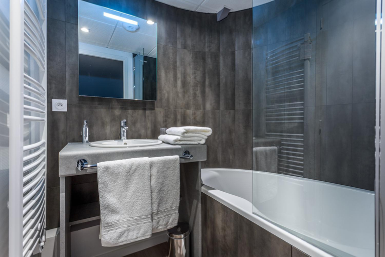 Bathroom 2, Logis Hotel des Marais Salants, Loire-Atlantique