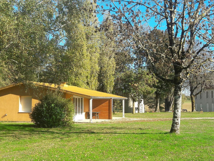 Exterior 2, Amazing Cottage in Sauze-vaussais With Terrace, Deux-Sèvres
