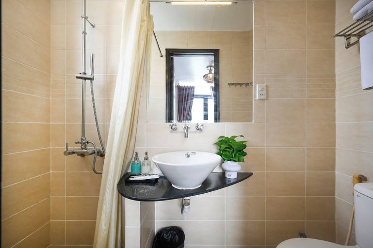 Bathroom 4, Halo Hotel, District 1