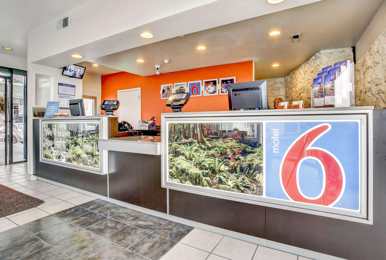 Public Area 2, Motel 6 Coos Bay, Coos