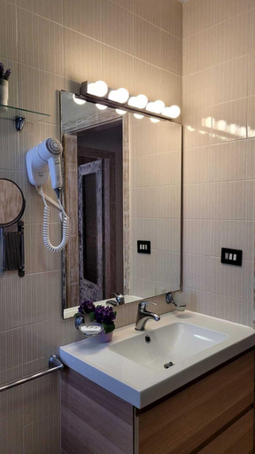 Bathroom 4, Pompei Suite, Napoli