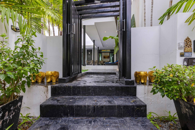 Exterior & Views