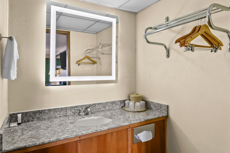 Bathroom 4, Knights Inn Martinsburg, Berkeley
