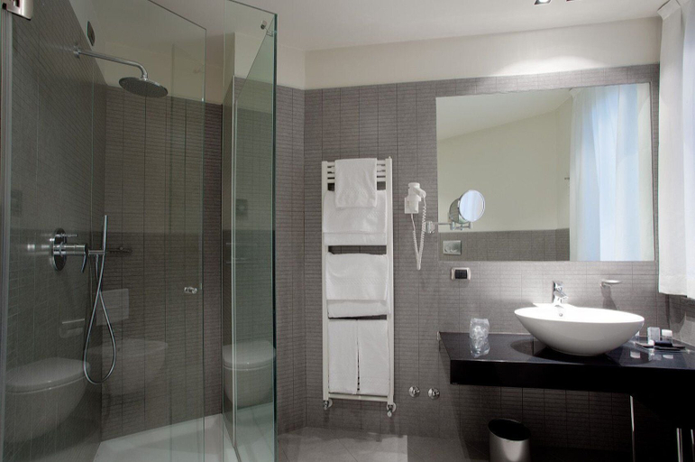 Bathroom 5, Hotel Ovest, Piacenza