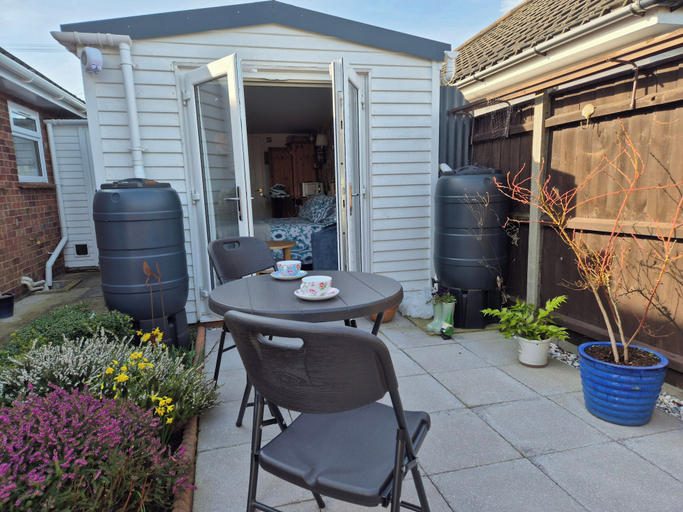 Outdoor dining 2, Flower Garden Studio in Sheringham-cycle Friendly, Norfolk