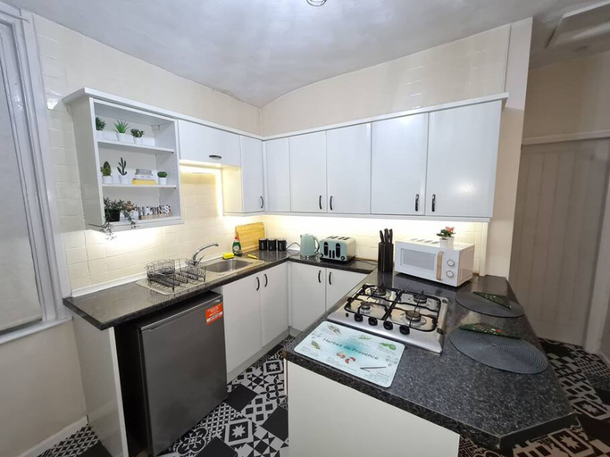 Room 5, Large 3 Bed Flat Free Parking, North Tyneside