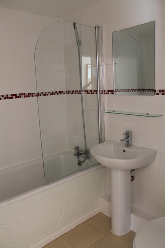 Bathroom 3, Craig-y-Don, Blackpool