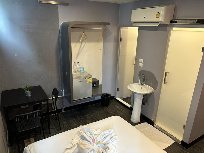 Bathroom 3, CheQinn Hostel Sukhumvit 4, Khlong Toey