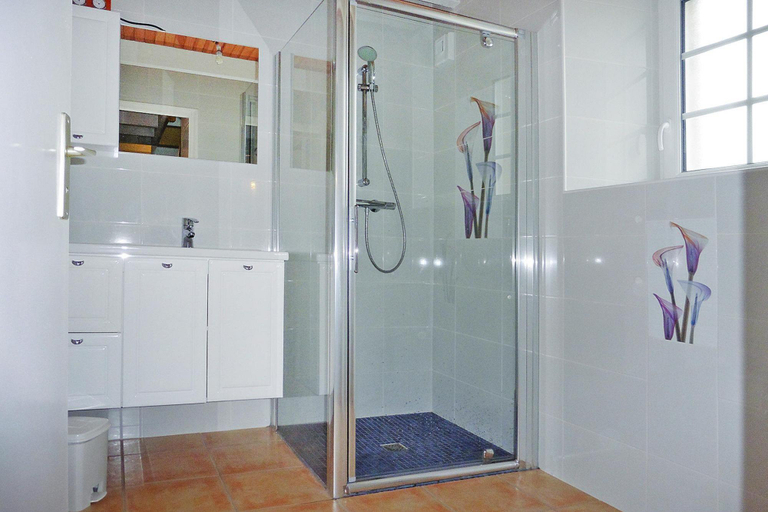 Bathroom 3, Semi-detached house, Lesconil, Finistère