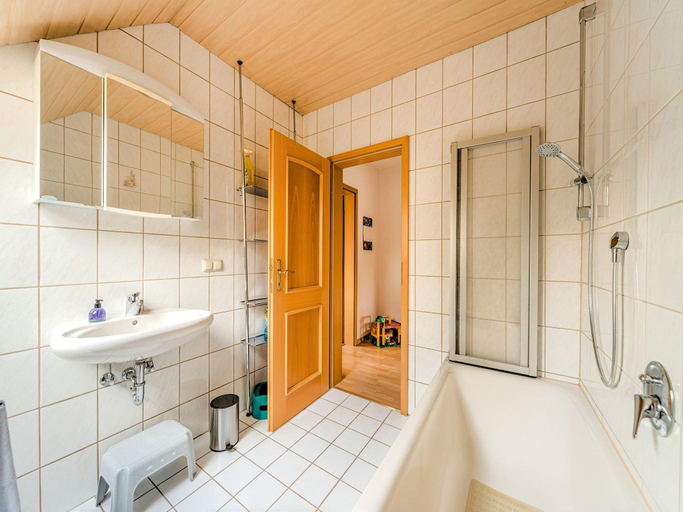Bathroom 3, Geraumige Wohnung mit Grill, Kronach