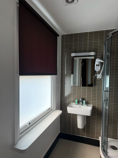 Bathroom 3, Hyde Park Suites, London