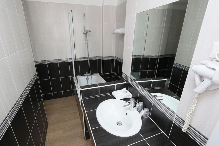 Bathroom 5, BRIT HOTEL Confort Le Revest Sainte Maxime, Var
