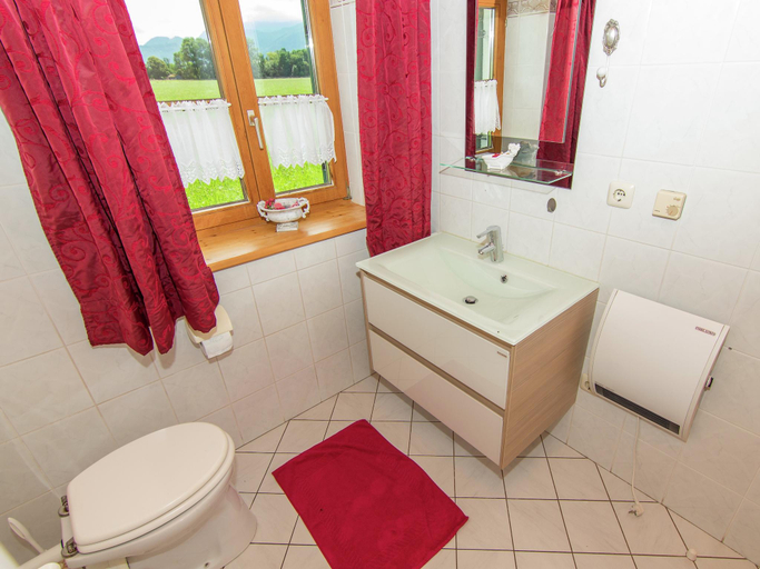Bathroom 3, Erholsames Ferienhaus in Feldwies, Traunstein