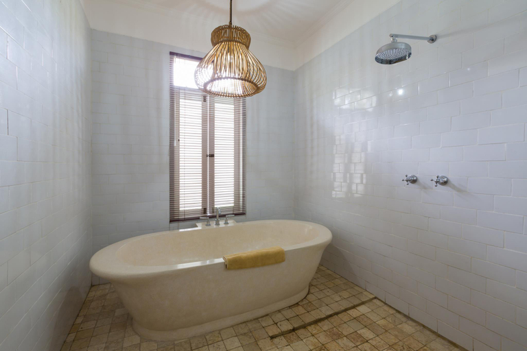 Bathroom 16