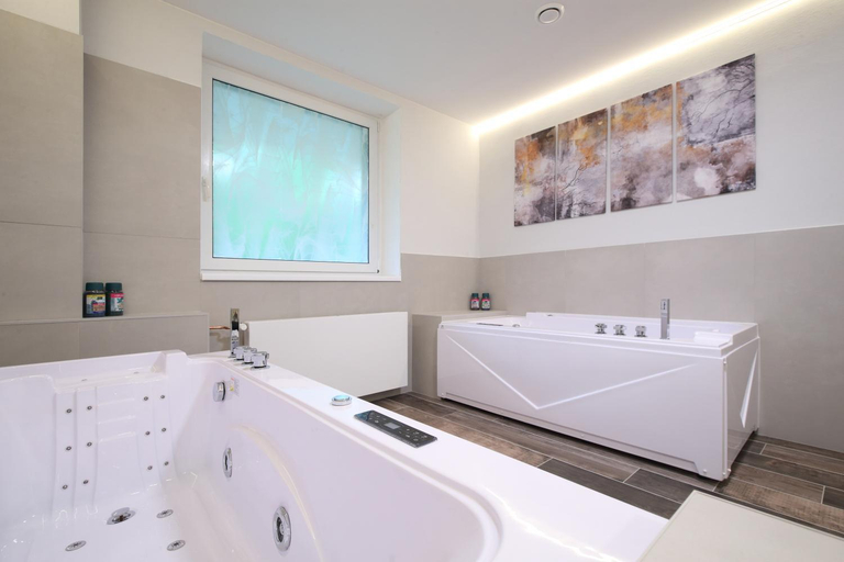 Bathroom 4, Interhotel Montana, Trutnov