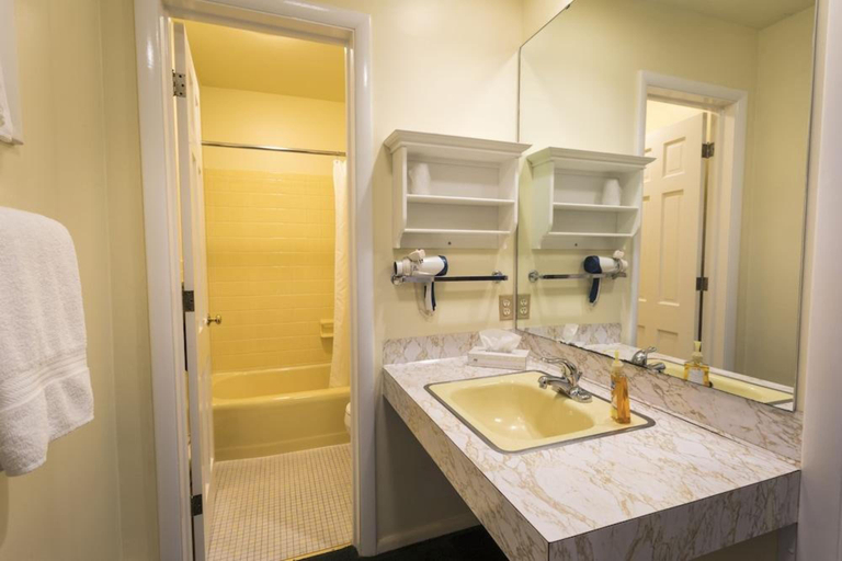 Bathroom 3, Bay Inn of Petoskey, Emmet