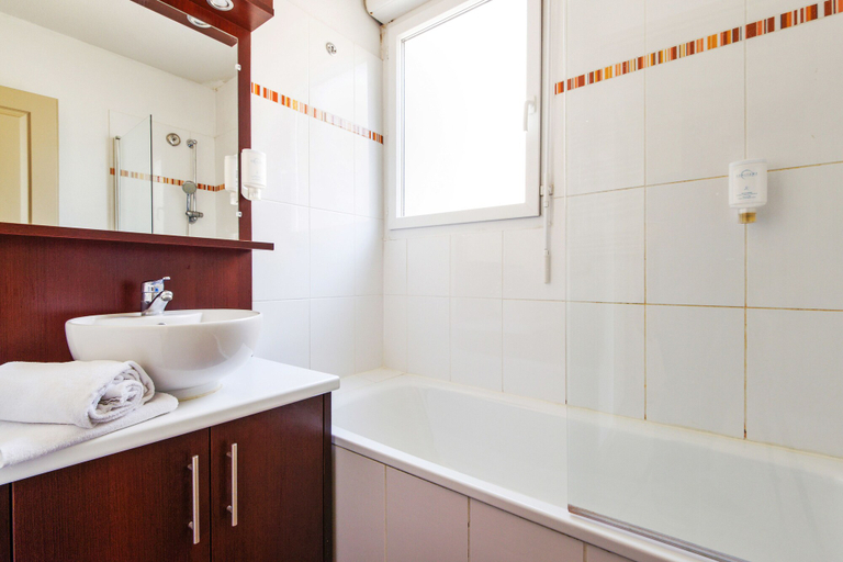 Bathroom 3, Comfort Aparthotel Six-Fours, Var