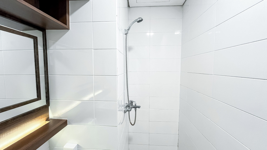 Bathroom 3, Cozy Studio Apartment (No Kitchen) at Tuscany Residence, South Tangerang