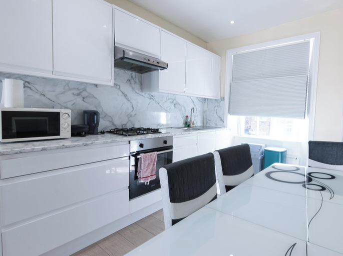 Private kitchen 5, 2-bed Gucci Flat - Sleeps 6 & Close to Harrods, London