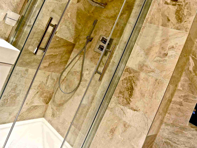 Bathroom, London Kings Hotel, London