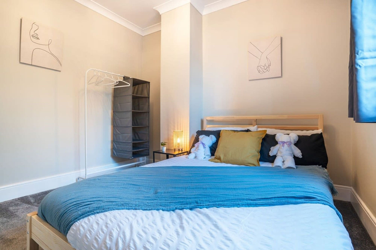 Bedroom 3, Stylish 3 Bed House-free Parking, Gateshead