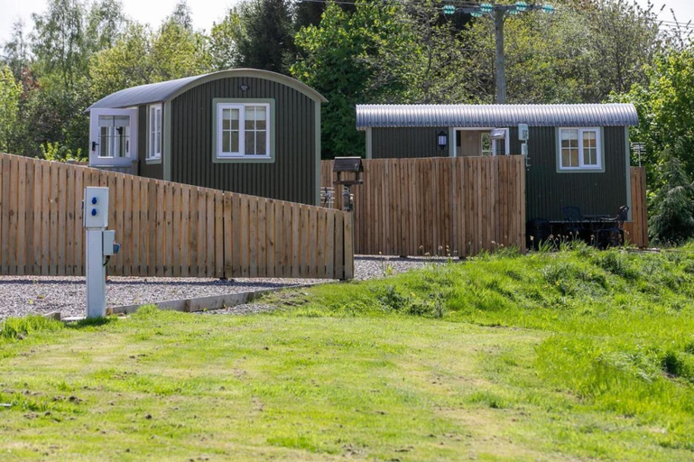 Exterior 5, Cabin for 2 with walks WiFi bat and restaurant, Angus