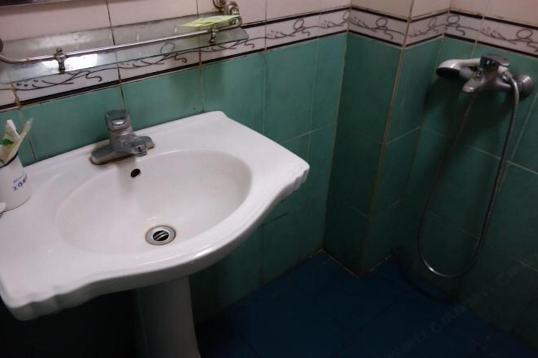 Bathroom 3, Xinjiyuan Hostel, Shanghai