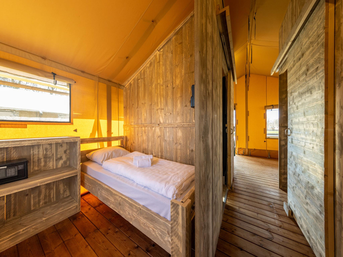 2, Charming Safari Tent by the Lake, Aa en Hunze
