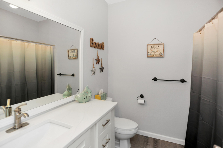 Bathroom 3, Set Sail at 5, Bay