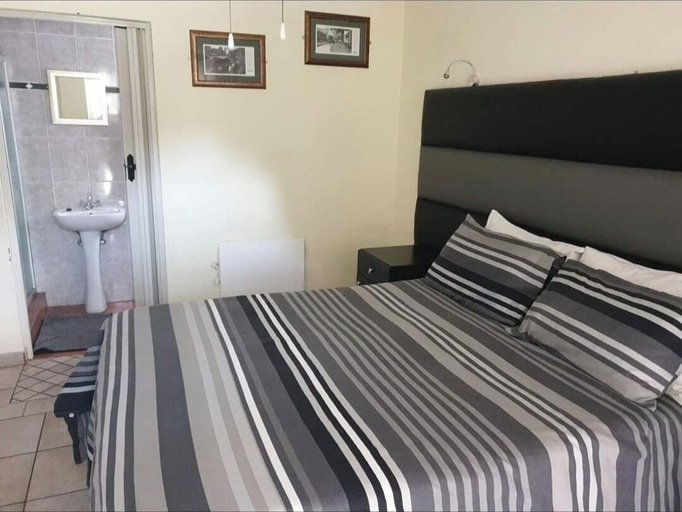 Bedroom, Nikita Motel, Bojanala