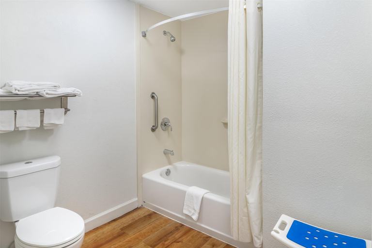 Bathroom 4, Best Western Central Inn, Chatham