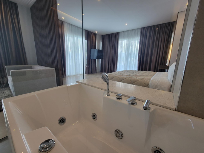 Bathroom 5, Enkelana, Pogradecit