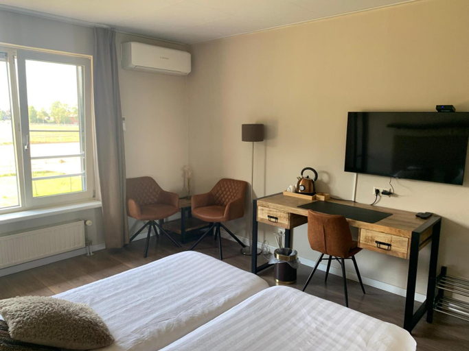 Others 3, Human & Horse Hotel, Barneveld