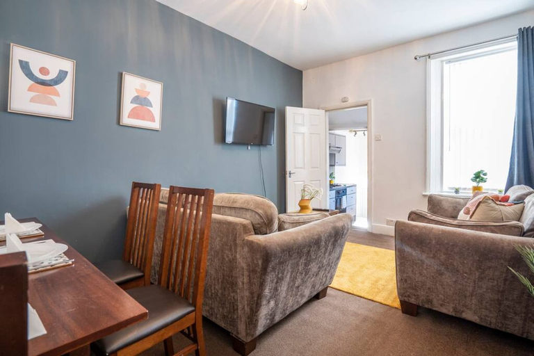 Room 2, Spacious 3 Bed Flat-free Parking, Gateshead