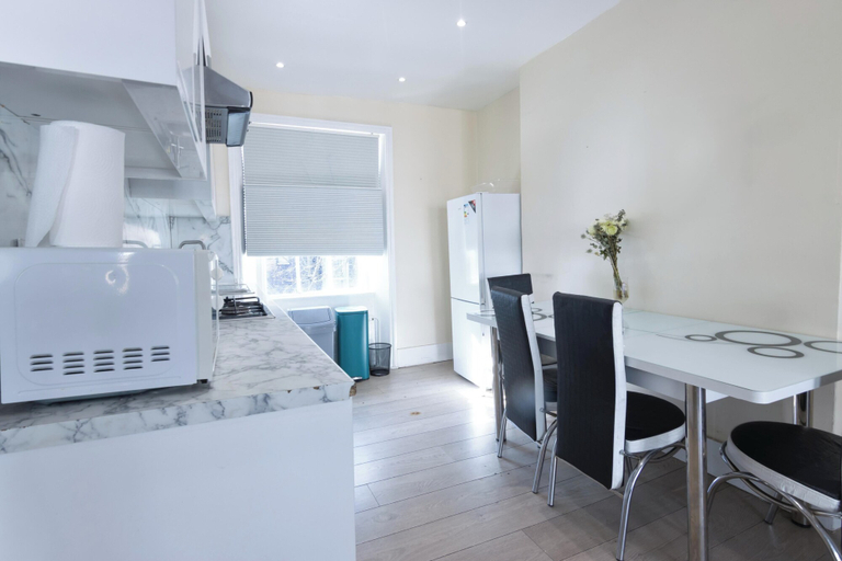 Private kitchen 4, 2-bed Gucci Flat - Sleeps 6 & Close to Harrods, London