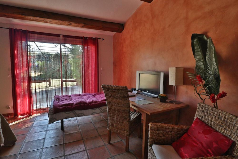Others 5, Le Mas de Bertagne studio kitchenette terrasse piscine, Bouches-du-Rhône