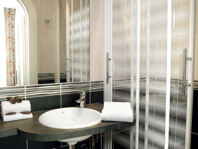 Bathroom 5, BRIT HOTEL Confort Le Revest Sainte Maxime, Var