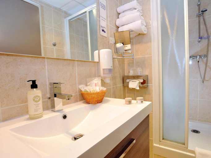 Bathroom 2, B&B HOTEL Perpignan Centre, Pyrénées-Orientales