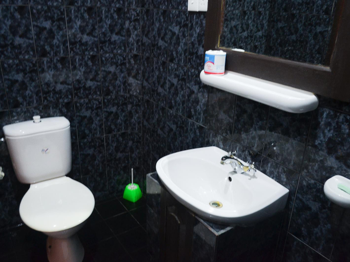 Bathroom 5, Hotel Thai Lanka, Hikkaduwa