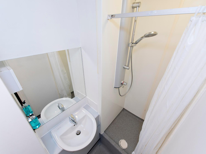 Bathroom 3, YHA London Thameside Hostel, London