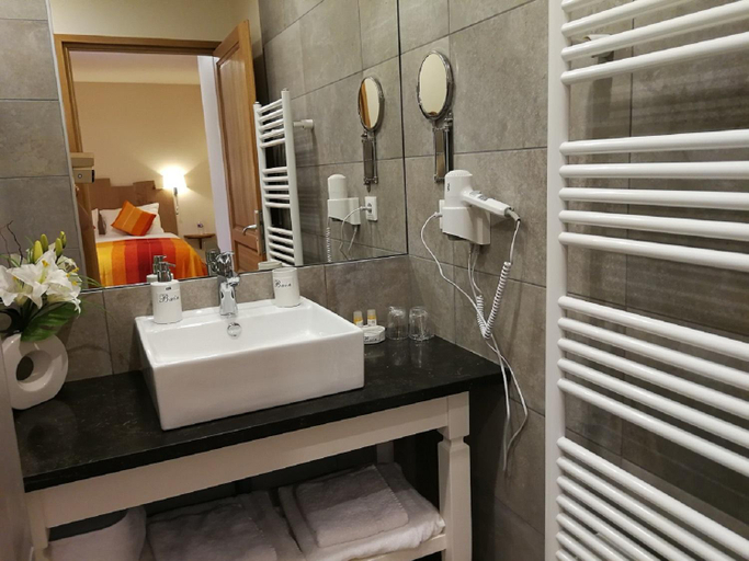 Bathroom 3, Auberge du Vieux Tour Le Manoir, Calvados