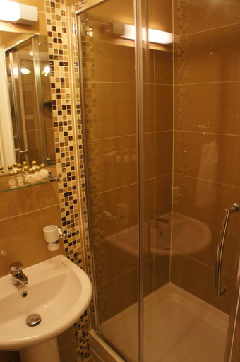 Bathroom 5, Sapphire Hotel, London