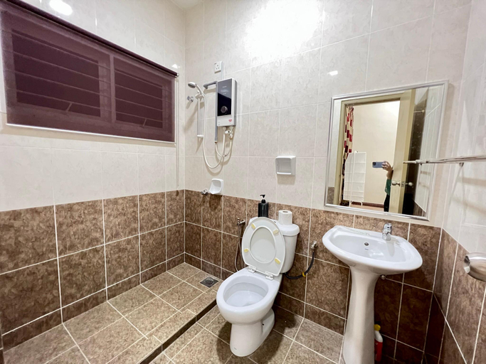 Bathroom 3, TCvila3 4BR 14PAX 4Min to TC, DinosaurLand, Kuantan