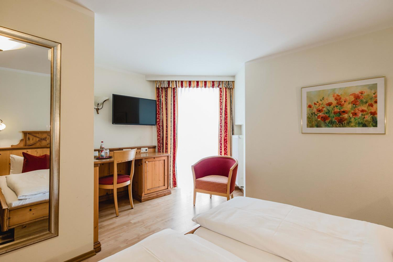 Bedroom 3, Hotel Bayrischer Lowe, Deggendorf