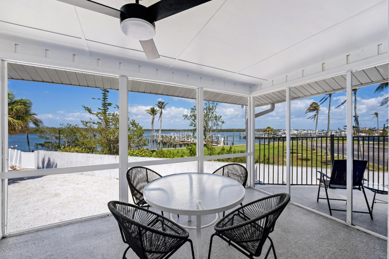 Others 1, Bayview Beach House, Lee